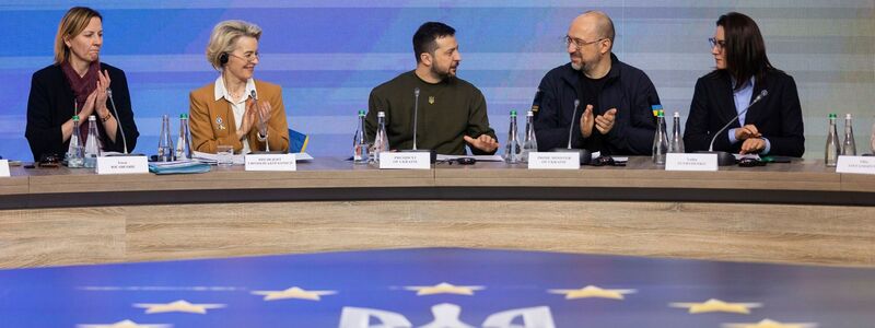 Der ukrainische Präsident Wolodymyr Selenskyj (Mitte) hat Vize-Ministerpräsidentin Swyrydenko (rechts im Bild) gebeten, die Regierungsbildung zu übernehmen. (Archivbild) - Foto: Uncredited/Ukrainian Presidential Press Office/AP/dpa