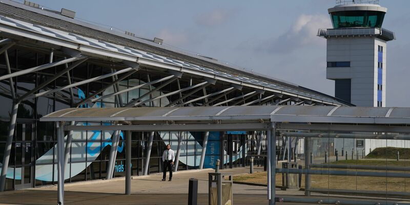 Der Flughafen London Southend bleibt nach dem Absturz eines Geschäftsflugzeugs vorübergehend geschlossen. - Foto: Joe Giddens/PA Wire/dpa