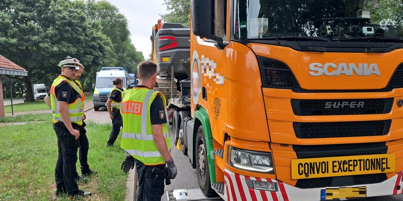 POL-SE: Tornesch / BAB 23 - Polizei führt Schwerlast- und Gefahrgutkontrolle an der Autobahn durch und stellt Verstöße fest - Foto: presseportal.de