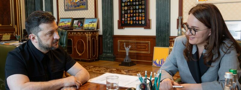 Der ukrainische Präsident Wolodymyr Selenskyj beauftragt die stellvertretende Ministerpräsidentin Julia Swyrydenko mit einer Regierungsumbildung.  - Foto: President Of Ukraine/APA Images/ZUMA Press Wire/dpa