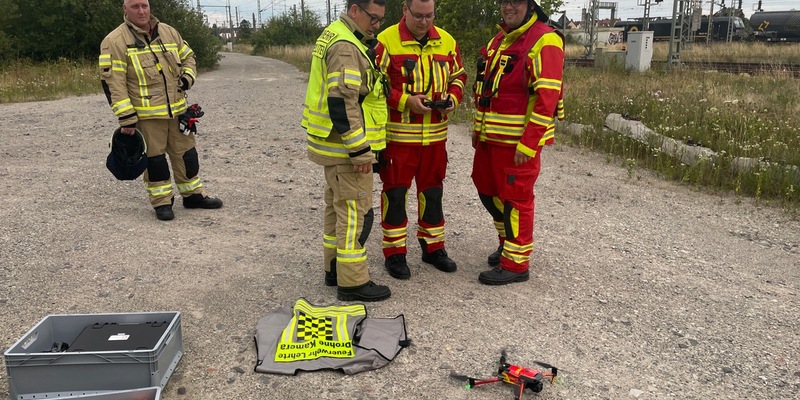 FW Lehrte: Böschungsbrand zwischen den Bahngleisen bei Lehrte - Foto: presseportal.de