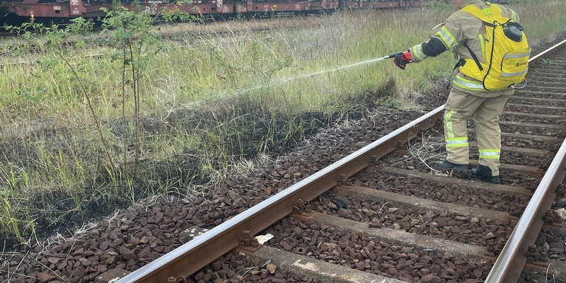 FW Lehrte: Böschungsbrand zwischen den Bahngleisen bei Lehrte - Foto: presseportal.de