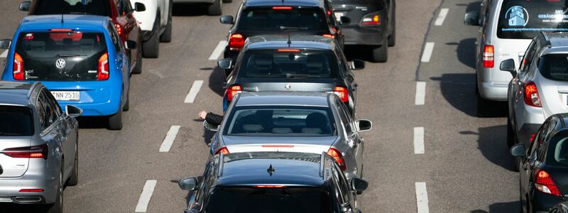 Die Menschen in Deutschland sind vergangenes Jahr wieder weiter mit ihren Autos gefahren. (Archivbild) - Foto: Marijan Murat/dpa