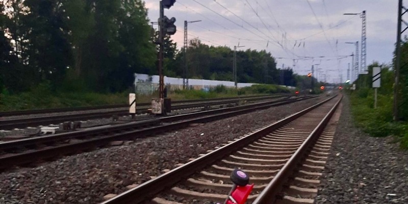 BPOL NRW: Kinderdreirad auf Gleise gelegt - Bundespolizei ermittelt und warnt vor Gefahren - Foto: presseportal.de