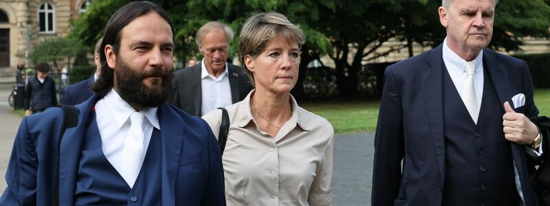 Christina Block kommt am zweiten Prozesstag mit ihren Verteidigern zum Landgericht. - Foto: Christian Charisius/dpa