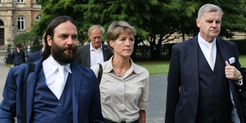 Christina Block kommt am zweiten Prozesstag mit ihren Verteidigern zum Landgericht. - Foto: Christian Charisius/dpa