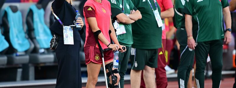 DFB-Direktorin Nia Künzer (l) steht für die nächsten Jahre in der Verantwortung. - Foto: Sebastian Christoph Gollnow/dpa