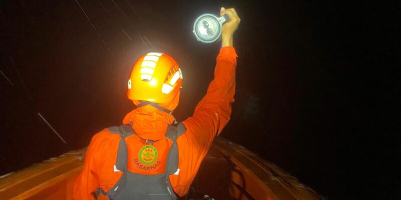 Einsatzkräfte fanden die Schiffbrüchigen nach langer Suche. - Foto: Uncredited/BASARNAS/AP/dpa