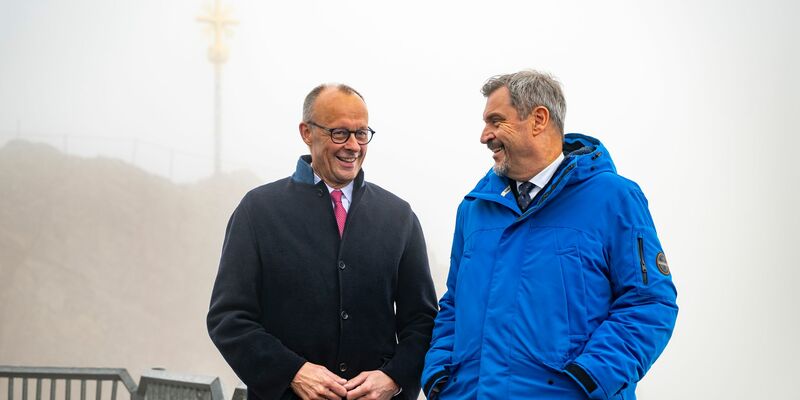 Nach seinem Treffen mit dem bayerischen Kabinett äußerte sich Kanzler Merz auch zur globalen Mindeststeuer - er steht dem Konzept demnach sehr skeptisch gegenüber.  - Foto: Peter Kneffel/dpa