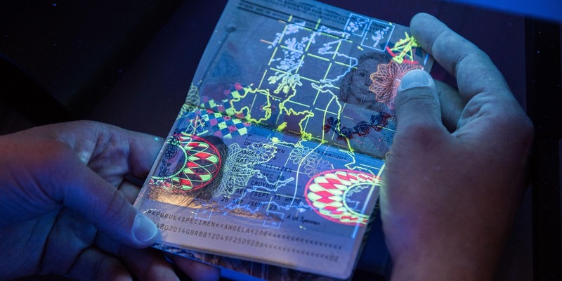 BPOL NRW: 3 Frauen mit total gefälschten Ausweisen von Bundespolizei in Fernreisebus gestellt - Rückführung erfolgte in die Niederlande - Foto: presseportal.de