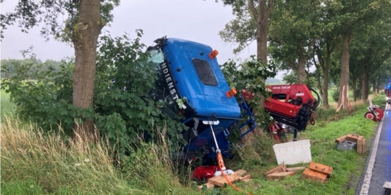 POL-CUX: Verkehrsunfall auf der Landesstraße 128 im Bereich Wollingst - LKW kommt von der Fahrbahn ab - Zwei Personen leicht verletzt - Vollsperrung für die Bergung (Foto im Anhang) - Foto: presseportal.de