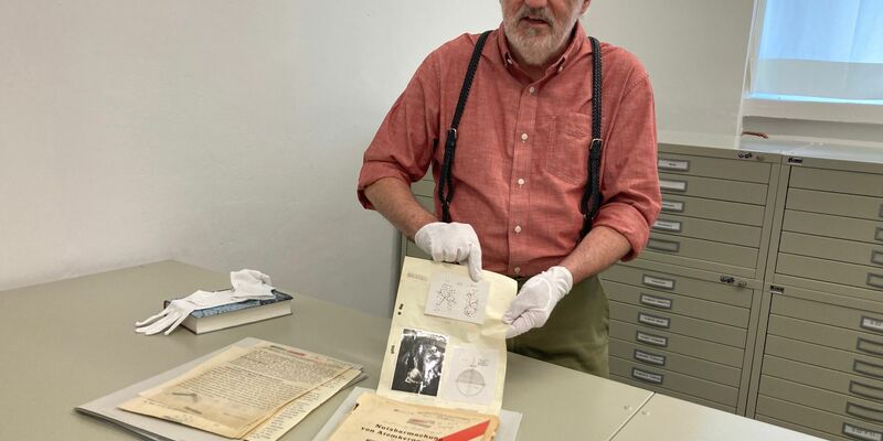 Der US-Historiker Mark Walker präsentiert im Deutschen Museum anhand von Dokumenten neue Erkenntnisse zu Hitlers Atomprogramm - und seinem Scheitern.  - Foto: Sabine Dobel/dpa