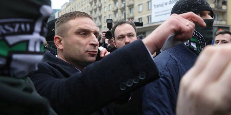 Gegen den polnischen Rechtsaktivisten Robert Bakiewicz gab es ein Urteil wegen Nötigung. (Archivbild) - Foto: Tomasz Gzell/PAP/dpa