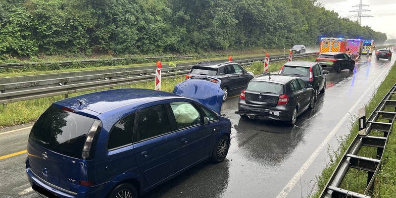 FW Paderborn: Verkehrsunfall mit drei beteiligten PKW - Foto: presseportal.de