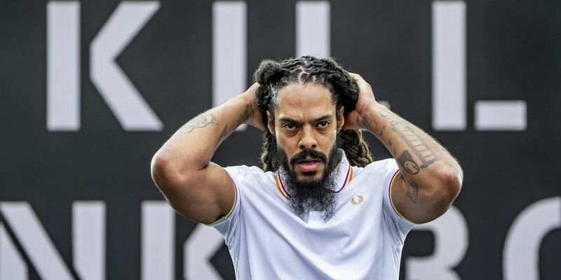 Das Duo Bob Vylan hatte beim Glastonbury-Festival in England einen Eklat ausgelöst. Nun muss sie auf die Teilnahme an einer Europatournee verzichten. (Archivbild) - Foto: Ben Birchall/PA Wire/dpa