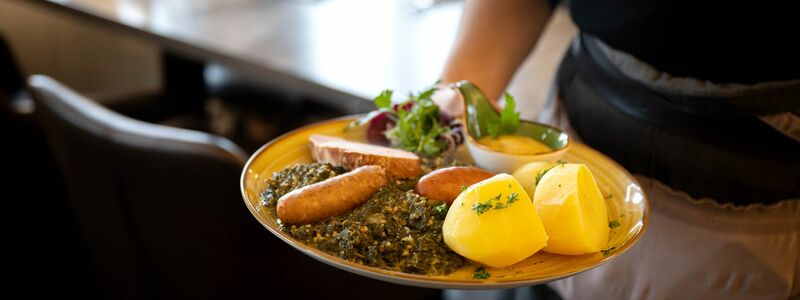 Auch ohne Ausbildung oder Studium Geld zu verdienen - zum Beispiel in der Gastronomie - ist für viele junge Menschen vorstellbar. (Symbolbild) - Foto: Sina Schuldt/dpa