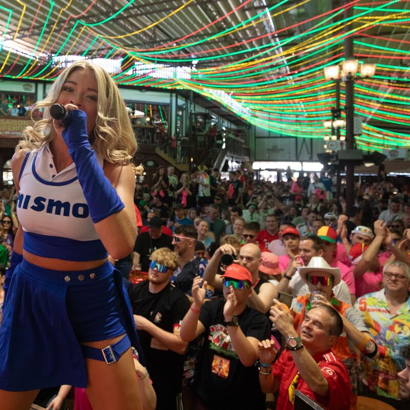 Deutsche Trinkkultur: Der Bierkönig ist im Sommer oft voll - so wie viele Gäste. (Archivbild) - Foto: Clara Margais/dpa