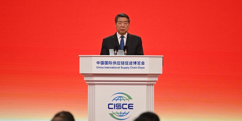 Bei der Lieferketten-Messe stellen auch Unternehmen aus Deutschland ihre Waren aus.  - Foto: Johannes Neudecker/dpa