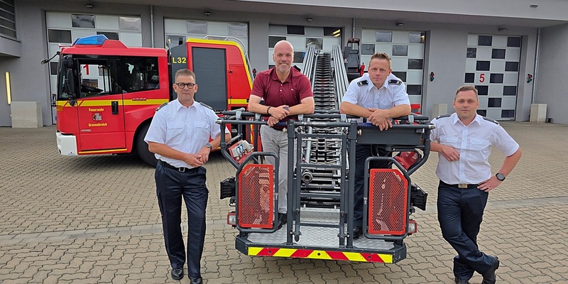 FW Grevenbroich: Zweite Drehleiter für Grevenbroich ab sofort einsatzbereit Ehrenamtler aus Frimmersdorf/Neurath besetzen Sonderfahrzeug - Foto: presseportal.de
