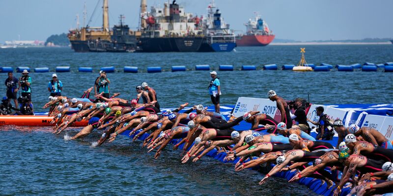 Die deutsche Staffel hat bei der WM Gold im Freiwasserschwimmen gewonnen. - Foto: Vincent Thian/AP/dpa