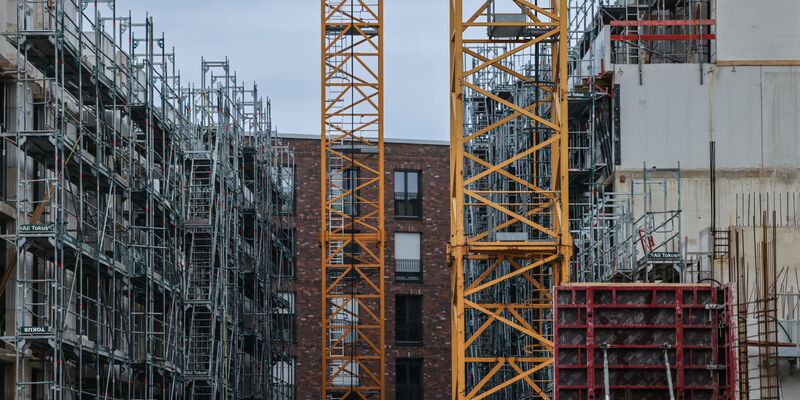 Der Wohnungsbau in Mehrfamilienhäusern stagniert.  (Archivbild) - Foto: Oliver Berg/dpa