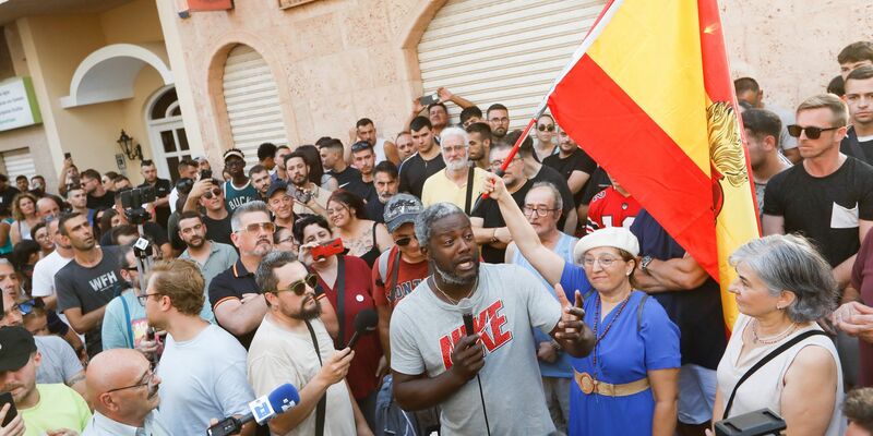 Es gab insgesamt 13 Festnahmen. - Foto: Edu Botella/EUROPA PRESS/dpa