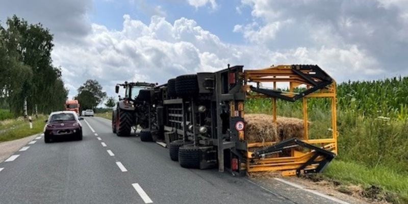 POL-HK: Bad Fallingbostel: Traktorgespann kippt um - Fahrer unter Alkohol (Foto im Anhang) - Foto: presseportal.de