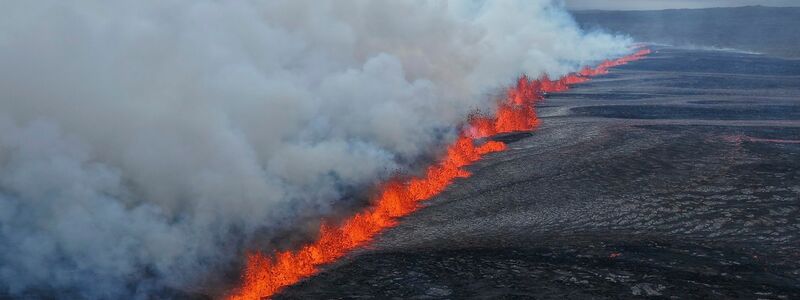 Wenige Stunden nach dem Ausbruch ist bereits ein größeres Lavafeld entstanden. - Foto: -/Department of Civil Protection and Emergency Management/dpa