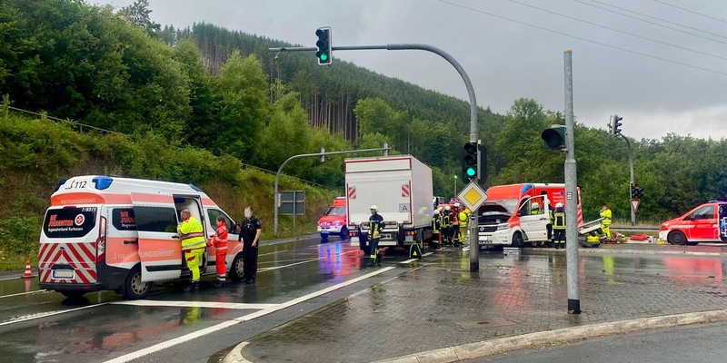 FF Olsberg: Verkehrsunfall mit Rettungswagen in Olsberg Bigge - Foto: presseportal.de