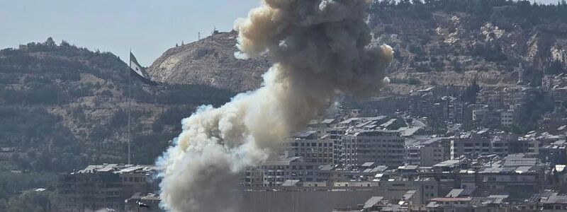 Israels Armee greift nach tagelanger Gewalt im Süden Syriens Ziele in Damaskus an. - Foto: Uncredited/SANA via AP/dpa