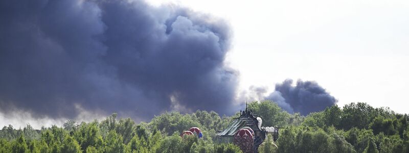 Vom Gelände des Tomorrowland-Festivals steigt am Mittwoch dunkler Rauch auf: Die Größe der Rauchwolke lässt das Ausmaß des Brandes erahnen. - Foto: Tom Goyvaerts/Belga/dpa