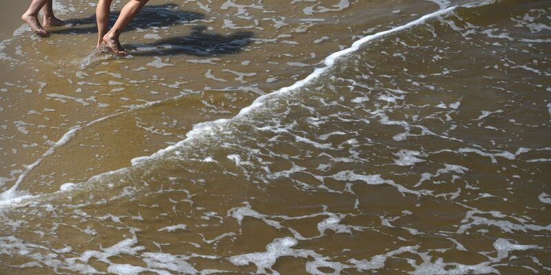 Mit der sommerlichen Hitze steigt das Risiko für Vibrionen-Infektionen an Nord- und Ostsee. - Foto: Stefan Sauer/dpa/dpa-tmn