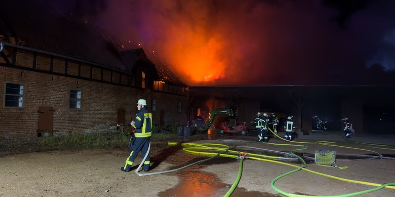 FW Lüchow-Dannenberg: +++ Nächtlicher Großeinsatz in Lüchow-Dannenberg +++ Feuer zerstört landwirtschaftliches Gebäude +++ Feuerwehr verhindert Ausbreitung +++ Person verletzt +++ - Foto: presseportal.de