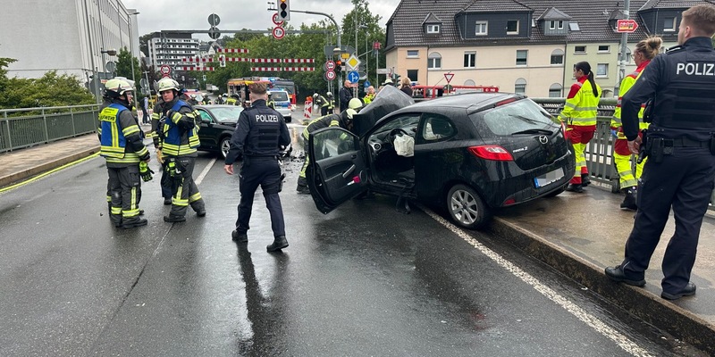 FW-EN: Wetter (Ruhr) - Ölspur, unbekannte Rauchentwicklung aus Gebäude und Verkehrsunfall am Mittwochnachmittag. - Foto: presseportal.de