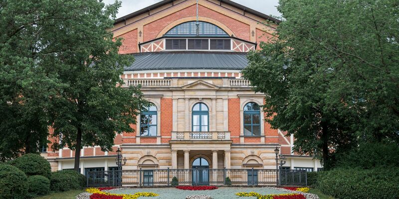 Das Bayreuther Festspielhaus öffnet am 25. Juli für die diesjährige Spielzeit. (Archivbild) - Foto: Daniel Vogl/dpa