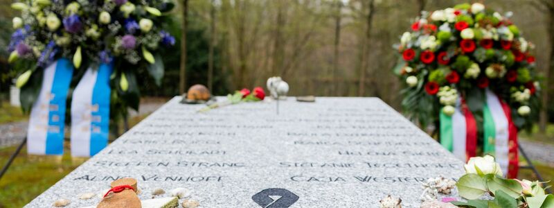Gedenken an die Opfer eines lebensmüden Co-Piloten.  - Foto: Rolf Vennenbernd/dpa