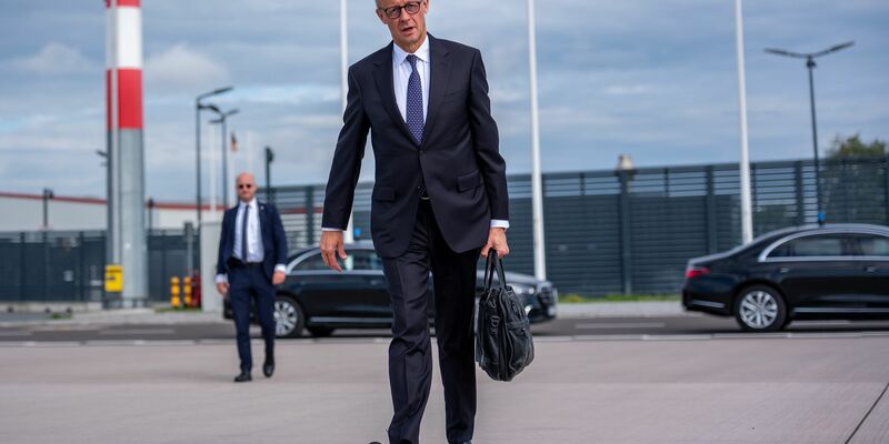 Bei seinem Besuch in Großbritannien äußerte der Kanzler sich zu den Gesprächen mit den USA über Patriot-Systeme für die Ukraine. - Foto: Michael Kappeler/dpa