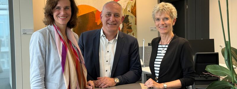 Personalchefin Judith Wiese, der zweite Vorsitzende der IG Metall Jürgen Kerner und die Gesamtbetriebsratsvorsitzende Birgit Steinborn zeigen Einigkeit.  - Foto: dpa