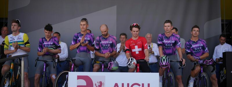Bei der Tour de France legte das Team des tödlich verunglückten Radsportlers eine Schweigeminute ein. - Foto: Thibault Camus/AP/dpa