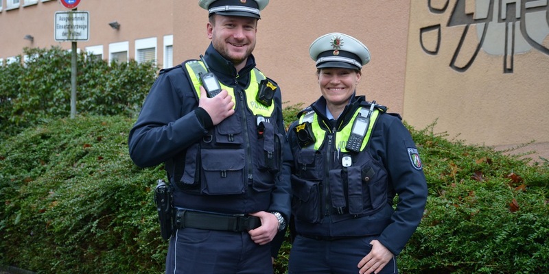 POL-ME: Bezirksdienst berät gemeinsam mit den ASSen am STREIFENWagen -2507084 - Foto: presseportal.de