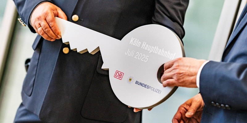 BPOL NRW: Symbolische Schlüsselübergabe der Bundespolizei am Kölner Hauptbahnhof - Foto: presseportal.de