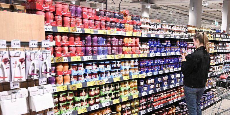 Für Marmeladen müssen Verbraucher aktuell bereits tiefer in die Tasche greifen als vor ein paar Jahren. - Foto: Bernd Weißbrod/dpa