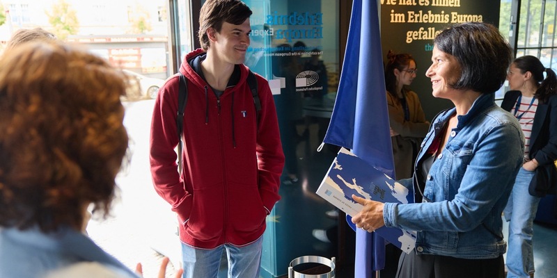 Millionster Gast im EU-Erlebniszentrum am Brandenburger Tor in Berlin - Foto: presseportal.de
