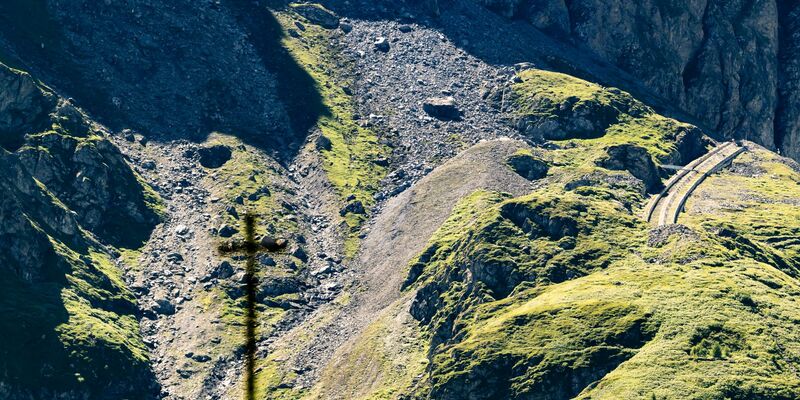 Die Zugangsstraße zur Staumauer ist gesperrt. - Foto: Jean-Christophe Bott/KEYSTONE/dpa