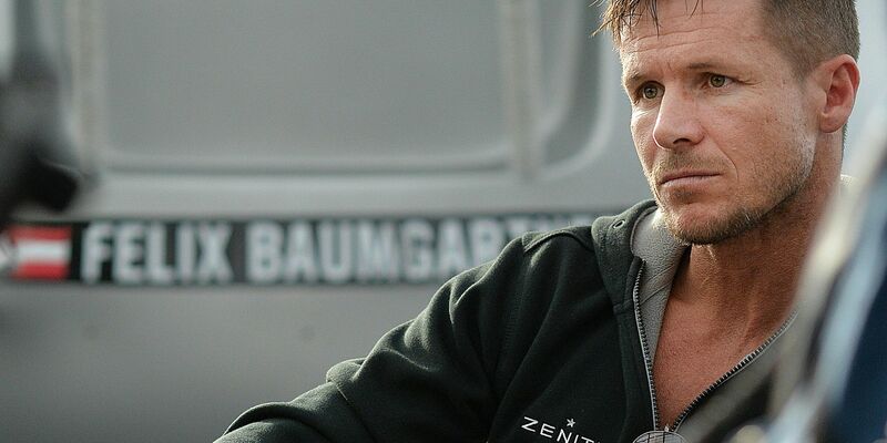 Baumgartner mit Österreich-Fahne. (Archivbild) - Foto: Barbara Gindl/APA/dpa