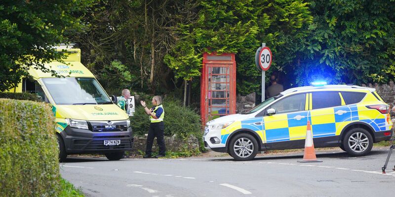 Ein Kind ist bei einem Busunfall in England ums Leben gekommen. - Foto: Ben Birchall/PA Wire/dpa
