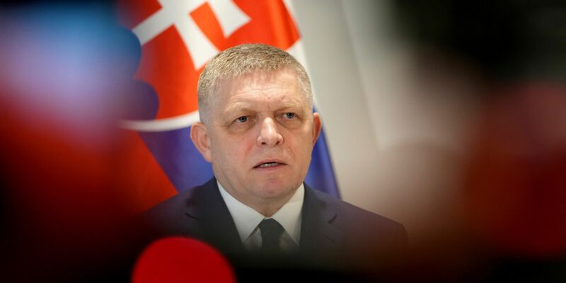 Der slowakische Ministerpräsident Robert Fico droht mit einem Veto gegen das geplante 18. EU-Sanktionspaket gegen Russland. (Archivbild) - Foto: Virginia Mayo/AP/dpa
