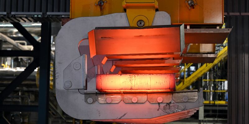 Stahlproduktion bei Thyssenkrupp-Steel: Hier wird flüssiger Stahl in große feste Blöcke, sogenannte Brammen, gewandelt. - Foto: Federico Gambarini/dpa