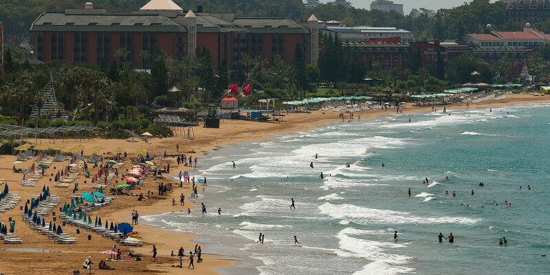 Laut Kritikern könnte durch die neue Regelung eine zehntägige Arbeitswoche zur Normalität werden. (Archivbild) - Foto: Emrah Gurel/AP/dpa