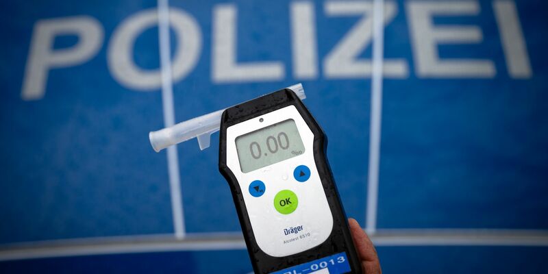 Die Versicherungsbranche fordert eine Ausweitung des Alkoholverbots am Steuer für junge Fahrer. (Archivbild) - Foto: Soeren Stache/dpa